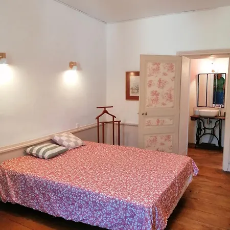 Grande Maison De Avec Jardin Valence En Poitou Pour 8 A 14 Personnes Сasa de vacaciones *