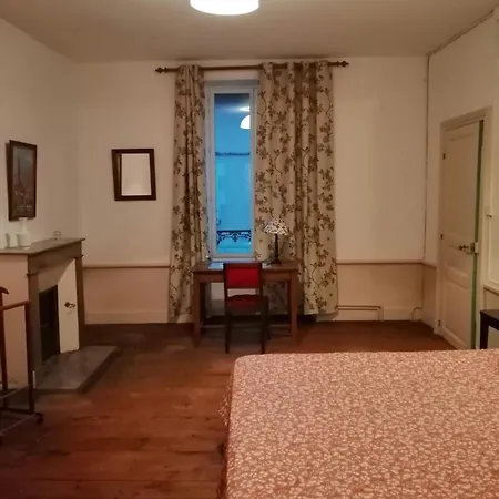 Grande Maison De Avec Jardin Valence En Poitou Pour 8 A 14 Personnes Сasa de vacaciones Couhé-Verac